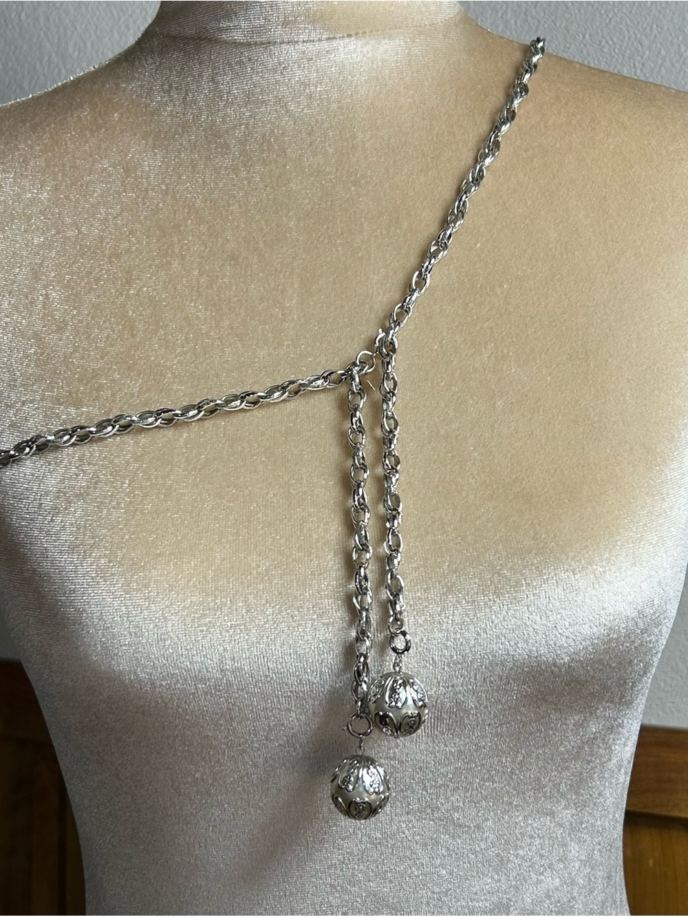 Sarah Coventry ball end lariat silver tone necklace
